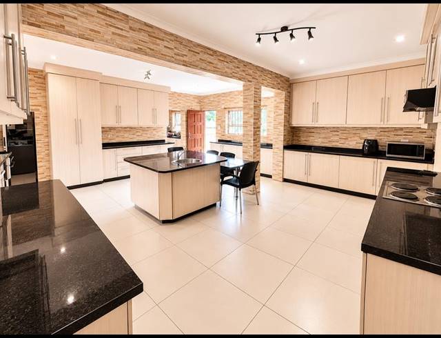7 BEDROOM HOUSE FOR SALE IN HEUWELOORD